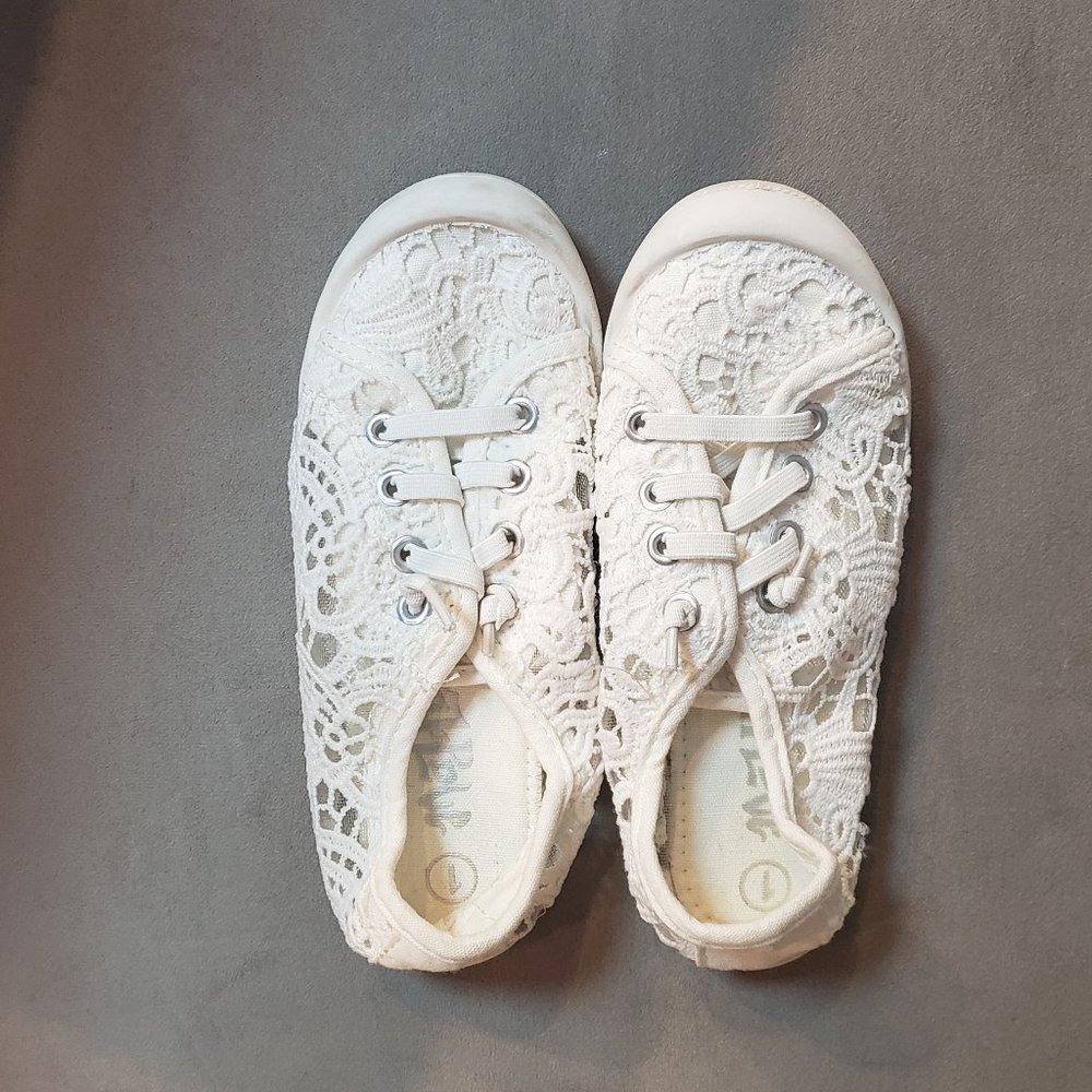Mad Love Antique White Crochet/Lace Lennie Sneakers  Girls Size 1